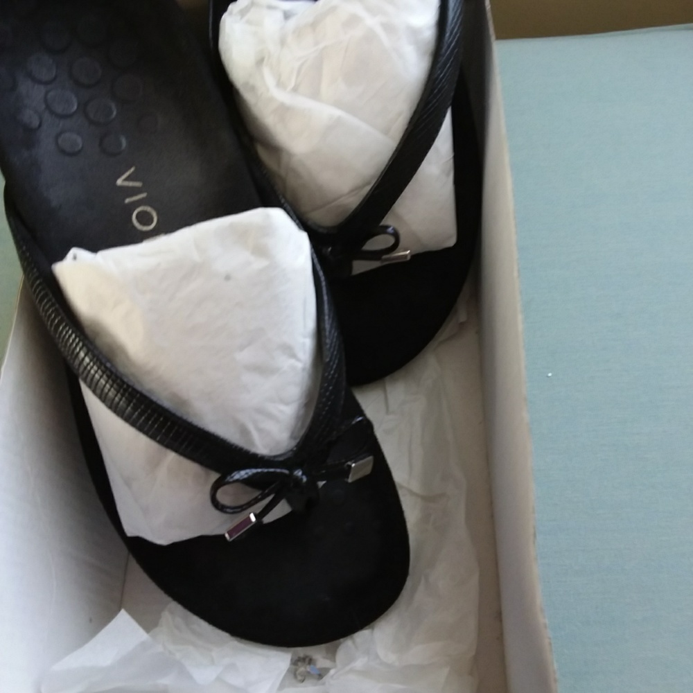 Vionic Sandals in 7 black lizard EUC